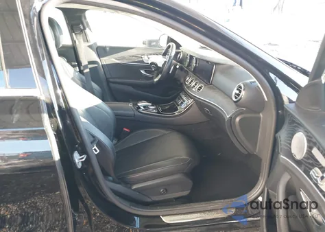 2017 Mercedes-Benz E 300 4Matic z USA, uszkodzony, nr VIN WDDZF4KB9HA135677